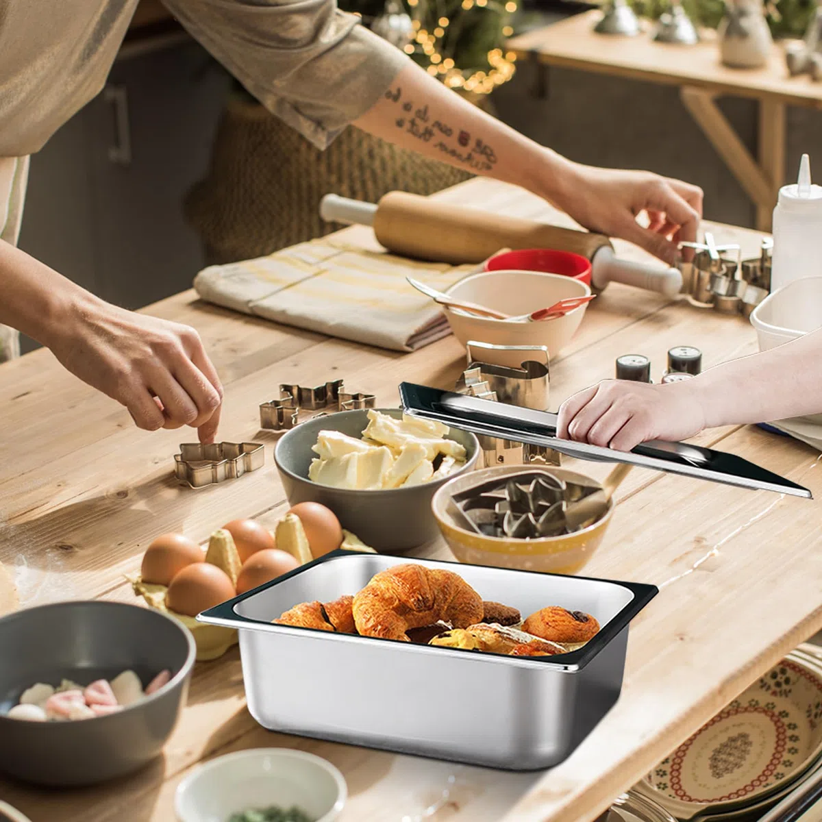 Set di 2 vaschette per il paniere in acciaio inox con coperchio, impilabili per ristoranti, feste di famiglia, accessori per la gastronomia (32,5 x 17,5 x 6,5 cm)