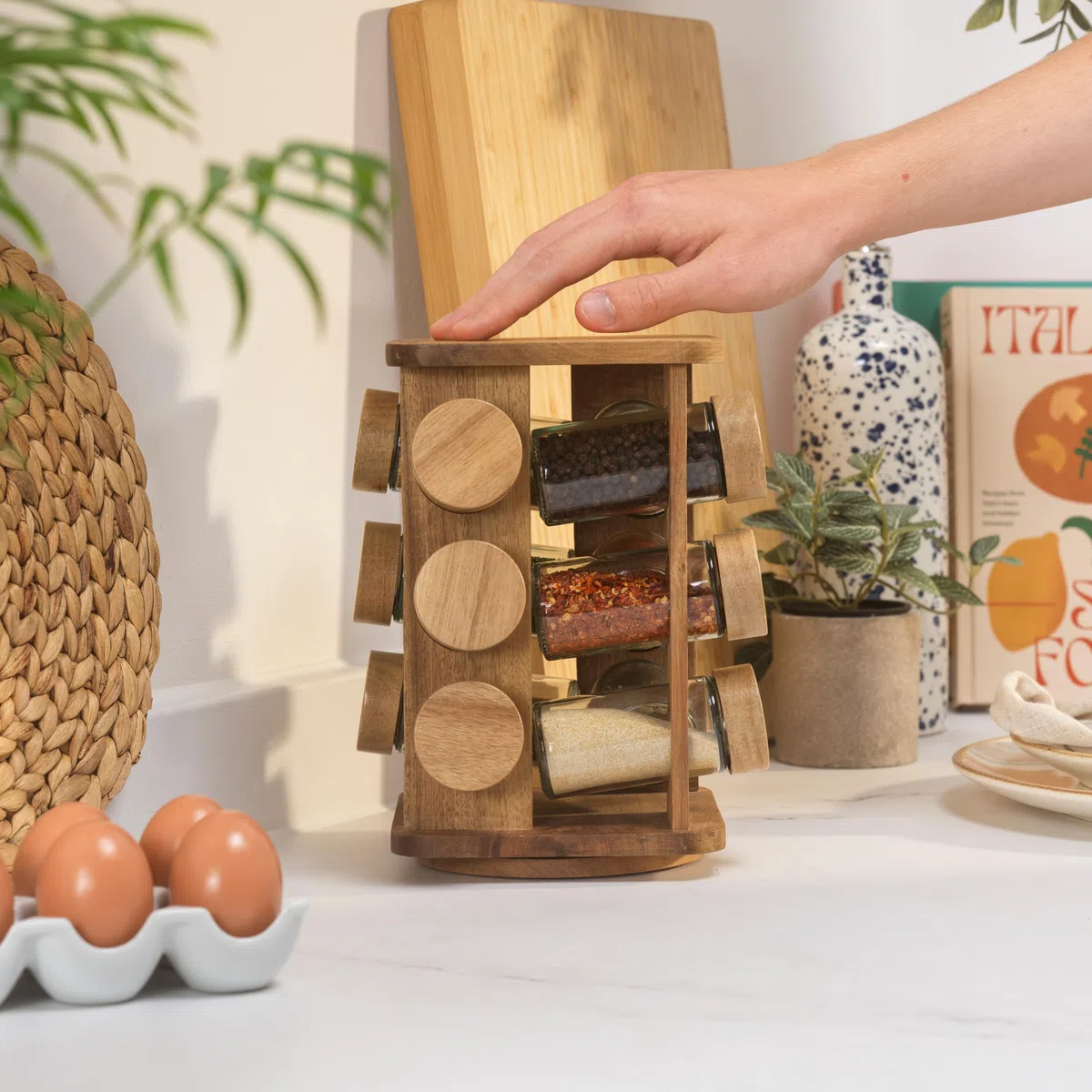 Salter Toronto Rotating Spice Rack – 12 Barattoli di Vetro Compatti Ricaricabili Inc. Etichette per Spezie, Coperchio a Vite, Legno di Acacia FSC e Coperchi a Vite, Freschezza Duratura, Base Girevole