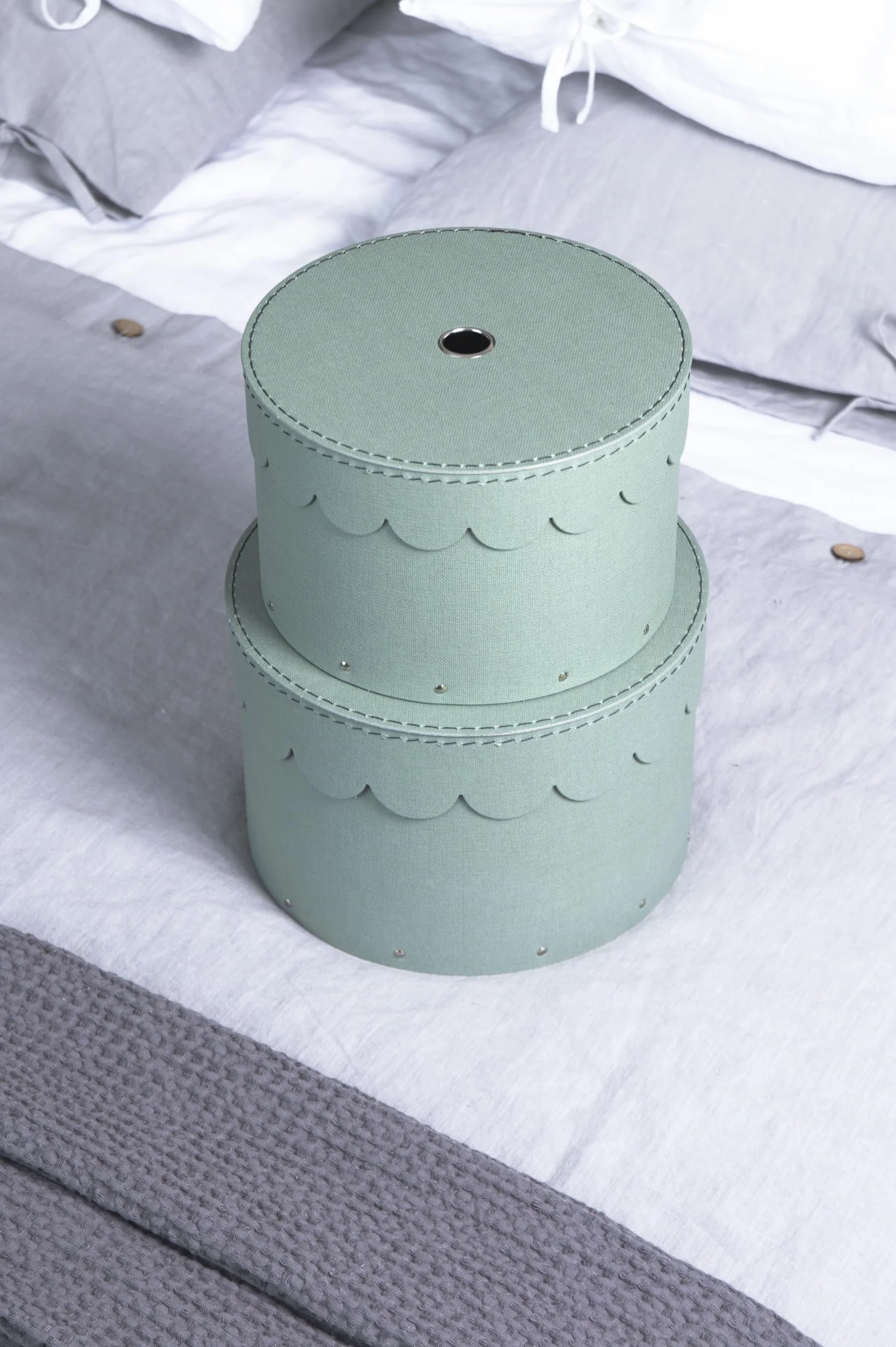 Bigso Box of Sweden WILMA Set di 2 contenitori rotondi con coperchio – Scatola portaoggetti con coperchio per vestiti, giocattoli, ecc. – Scatola rotonda decorativa in fibra e carta effetto lino,