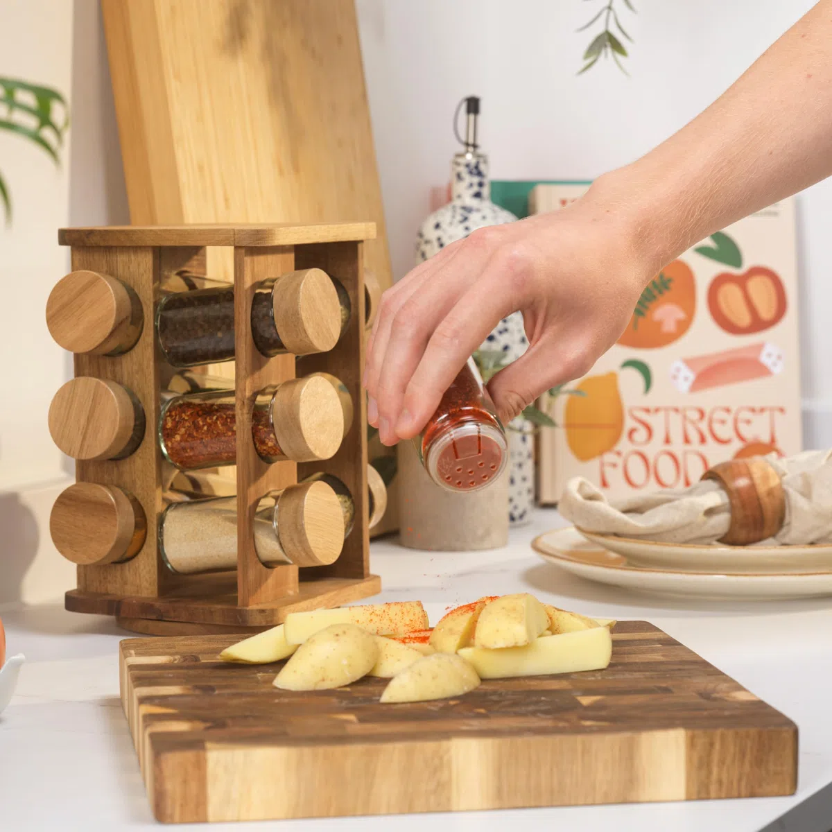 Salter Toronto Rotating Spice Rack – 12 Barattoli di Vetro Compatti Ricaricabili Inc. Etichette per Spezie, Coperchio a Vite, Legno di Acacia FSC e Coperchi a Vite, Freschezza Duratura, Base Girevole