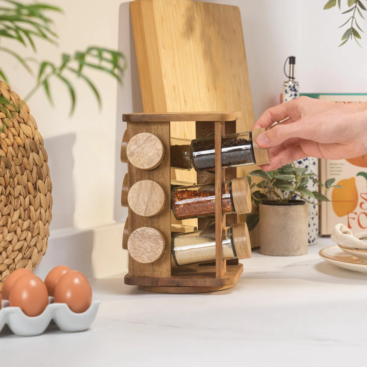 Salter Toronto Rotating Spice Rack – 12 Barattoli di Vetro Compatti Ricaricabili Inc. Etichette per Spezie, Coperchio a Vite, Legno di Acacia FSC e Coperchi a Vite, Freschezza Duratura, Base Girevole