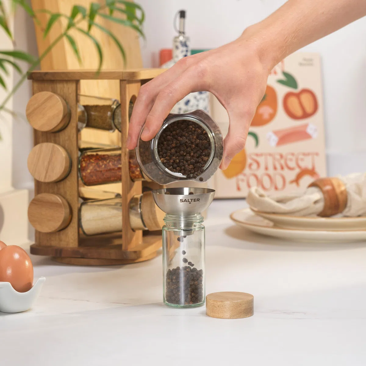 Salter Toronto Rotating Spice Rack – 12 Barattoli di Vetro Compatti Ricaricabili Inc. Etichette per Spezie, Coperchio a Vite, Legno di Acacia FSC e Coperchi a Vite, Freschezza Duratura, Base Girevole