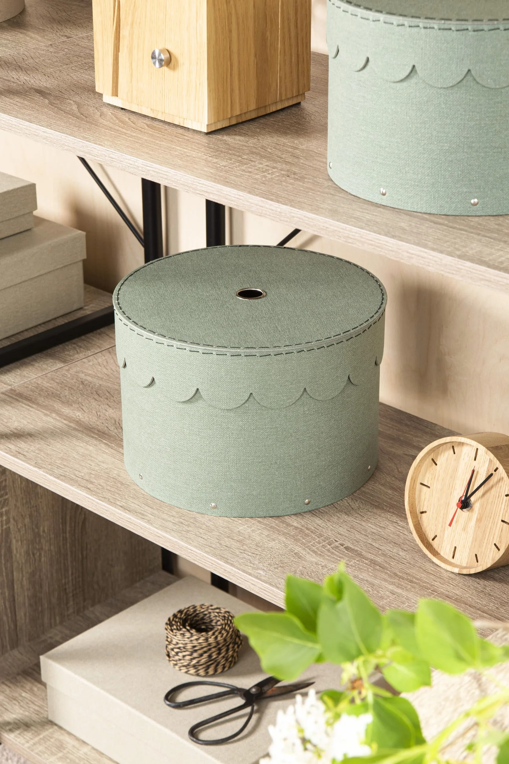 Bigso Box of Sweden WILMA Set di 2 contenitori rotondi con coperchio – Scatola portaoggetti con coperchio per vestiti, giocattoli, ecc. – Scatola rotonda decorativa in fibra e carta effetto lino,